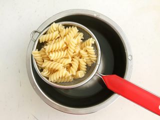 10、杂蔬意面烘蛋饼,把煮好的螺丝面用冷水过凉，沥干水份