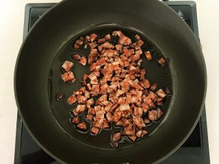 11、杂蔬意面烘蛋饼,炒锅加入少许大豆色拉油，油烧热后加入干肠，煸炒至干肠变色