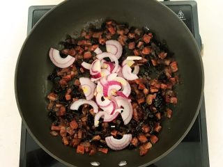 13、杂蔬意面烘蛋饼,加入圆葱丝，翻炒均匀