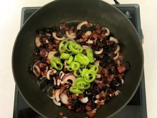 14、杂蔬意面烘蛋饼,加入尖椒圈，翻炒均匀