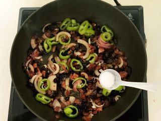 15、杂蔬意面烘蛋饼,加入2克精盐