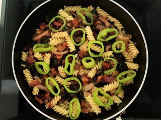 17、杂蔬意面烘蛋饼,把炒好的杂蔬意面倒入一个小炒锅里，这样可以使食材更加集中