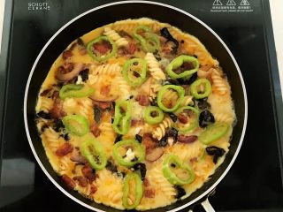 19、杂蔬意面烘蛋饼,小火煎制，直到蛋液凝固成型