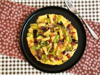 20、杂蔬意面烘蛋饼,杂蔬意面烘蛋饼出锅了