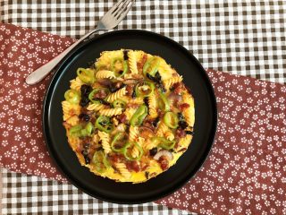 21、杂蔬意面烘蛋饼,杂蔬意面烘蛋饼有菜，有肉，有蛋，有饭有菜，色彩艳丽，营养丰富~