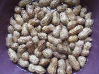 2、水煮花生,如果花生壳上有污泥，可以在水中加些面粉，放入花生浸泡一会，再轻轻揉搓就能洗的很干净了