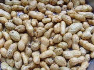 3、水煮花生,洗干净的花生拿出来放在盆里