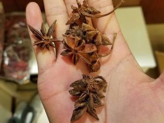 5、水煮花生,八角拿两三个洗干净，待用。好的八角外表呈红棕色有不规则皱纹，质硬而脆，气味芳香，味辛、甜。