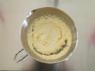 3、苹果蛋糕,三个鸡蛋都加完后的状态，黄油看起了很蓬松。