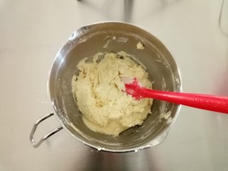 4、苹果蛋糕,低筋面粉和泡打粉混合后过筛，分两次加入，第一次的粉混合均匀后在加入剩下的面粉混合到无干粉即可。