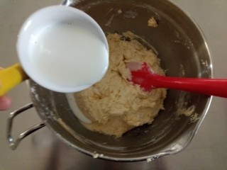 5、苹果蛋糕,加入牛奶，牛奶也要分次加入，每次搅拌均匀。