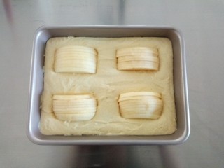 8、苹果蛋糕,将切好的苹果片分成4份，放在蛋糕上，稍微用劲往下压一压。