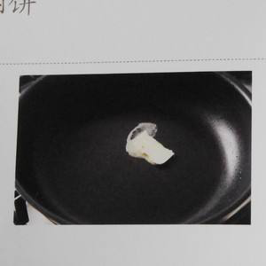 3、双色可丽饼,接下来可以准备烤制了,在平底锅中融化黄油。中火。大饼皮需要约7g,小饼皮2.5g。分量稍有差池无妨。