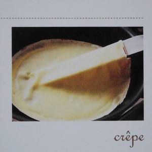 6、双色可丽饼,用抹刀或煎铲(也能用筷子+手指,啥顺手上啥!)小心伸入饼皮下方,提起翻面,翻面后只需烘烤2-3秒,使表面干燥。如果怕没有熟透,其实多烤一会也无妨,不过要小心,这一面烤太久可能会有一些颜色很深的斑点状物,从正面看不明显。在容器内铺上厨房纸巾,将饼皮放在上面,饼皮之间尽量错开减少重叠。如果有馅料,也可以直接在锅里铺好再出锅