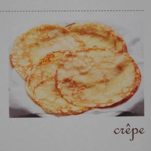 7、双色可丽饼,要翻热饼皮,在平底锅中融化黄油,之后轻轻翻烤面皮,大饼皮用约5g黄油,小饼皮用约2.5g黄油。一张大饼皮加上1/2t砂糖,即可品尝素饼皮的美味。