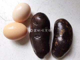 1、焗烤紫土豆鸡蛋,食材。