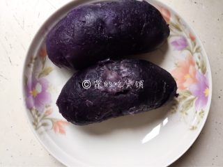 2、焗烤紫土豆鸡蛋,鸡蛋和紫土豆蒸熟，稍晾凉后把土豆皮剥掉，真身就露出来了。