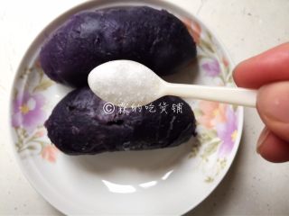 3、焗烤紫土豆鸡蛋,趁土豆还有点热的时候，加盐。