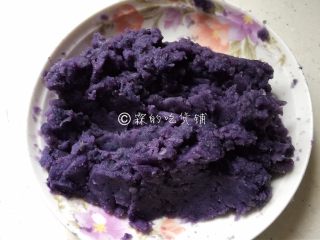 4、焗烤紫土豆鸡蛋,把土豆压成泥，顺带着把盐也拌匀了。