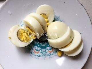 5、焗烤紫土豆鸡蛋,鸡蛋切片。