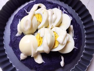 7、焗烤紫土豆鸡蛋,挤上色拉酱。