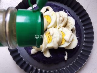 8、焗烤紫土豆鸡蛋,撒上一丢丢黑胡椒粉（不喜欢也可以不撒。）