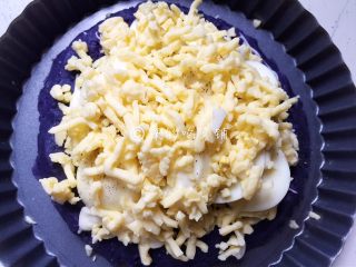 9、焗烤紫土豆鸡蛋,再把马苏里拉盖在上面。