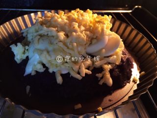 10、焗烤紫土豆鸡蛋,烤箱200度，烤至芝士上色、融化，大约3分钟左右。