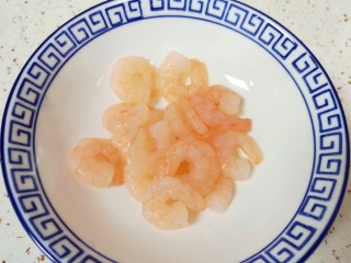 4、蔬菜虾仁粥,虾仁洗干净备用。