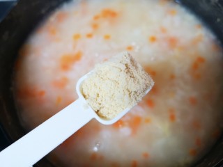 9、蔬菜虾仁粥,放鸡粉搅拌均匀。