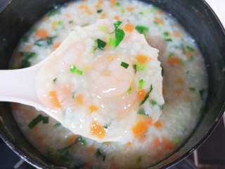 12、蔬菜虾仁粥,再次烧开以后关火。