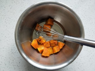 1、南瓜戚风蛋糕,老南瓜去皮去籽切块，放蒸微波炉蒸熟，取140克放入玉米油中
