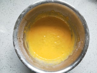 5、南瓜戚风蛋糕,用手抽同上方法搅拌均匀