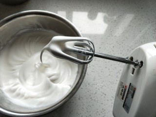 6、南瓜戚风蛋糕,蛋清分三次加入白糖和少许柠檬汁，用电动打蛋器打至大弯钩状态