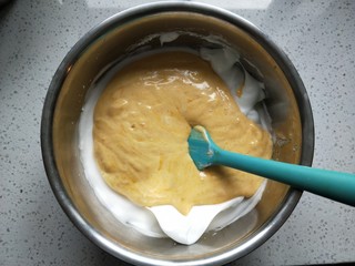 8、南瓜戚风蛋糕,将拌好的糊倒入剩下的蛋白中