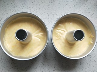 10、南瓜戚风蛋糕,把拌好的蛋糕糊倒入中空模中，轻震几下