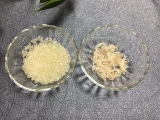 1、虾皮补钙粥,准备食材