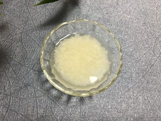 2、虾皮补钙粥,珍珠米洗净，浸泡半小时
