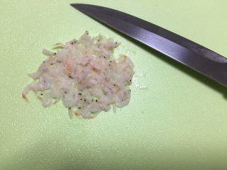 3、虾皮补钙粥,虾皮洗干净，切碎备用