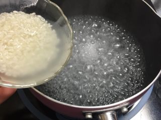 4、虾皮补钙粥,锅里水开倒入浸泡的大米，大火煮开转小火慢煮