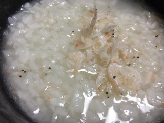 5、虾皮补钙粥,待粥煮至粘稠的时候倒入虾皮，再煮一会儿即可出锅啦