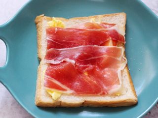 2、肉松培根吐司披萨,再把培根放到上面。