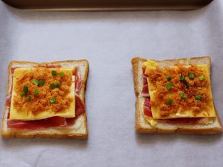 5、肉松培根吐司披萨,做好的两片吐司披萨，放入垫油纸的烤盘中。