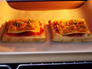 6、肉松培根吐司披萨,把烤盘入东菱烤箱的中层。