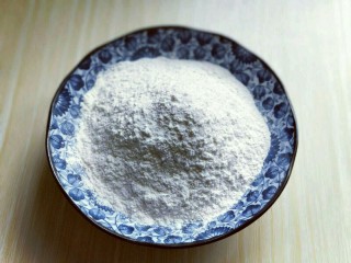 1、烫面椒盐葱花酥饼,首先将面粉放在大口器具中。