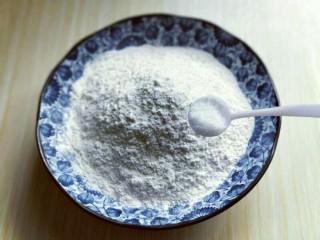 2、烫面椒盐葱花酥饼,加入盐。