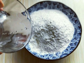 3、烫面椒盐葱花酥饼,分次加入温水。【一定要分次加入，不同面粉吸水性不同。】