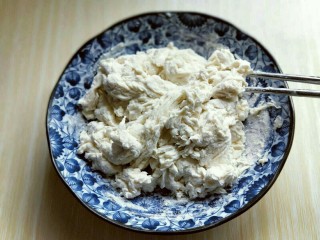 4、烫面椒盐葱花酥饼,用筷子挑成絮状。