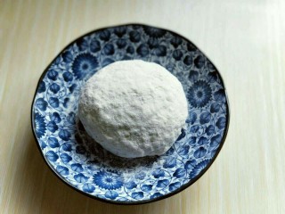 5、烫面椒盐葱花酥饼,再揉成面团，盖上盖子醒20分钟。