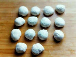 6、烫面椒盐葱花酥饼,醒好的面团，搓长条，再切大小等份的小面团，揉圆。